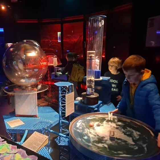 Dzieciaki w planetarium